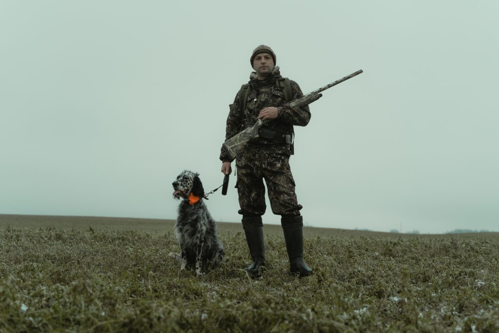 Un chasseur et son chien